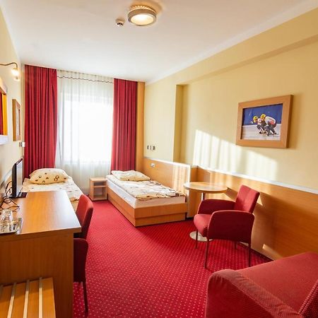 Hotel Dom Sportowca Blonie - Mosir à Sanok Extérieur photo
