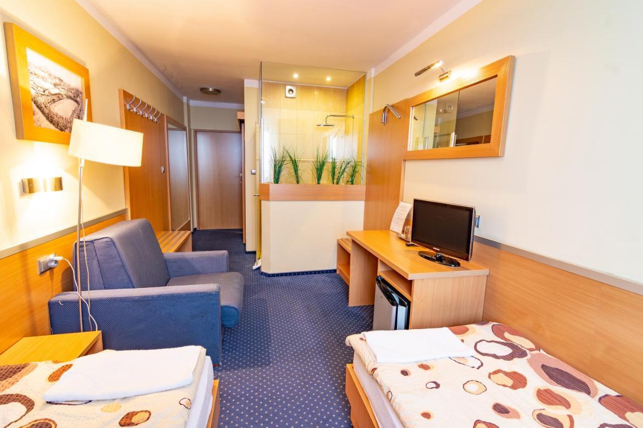 Hotel Dom Sportowca Blonie - Mosir à Sanok Extérieur photo