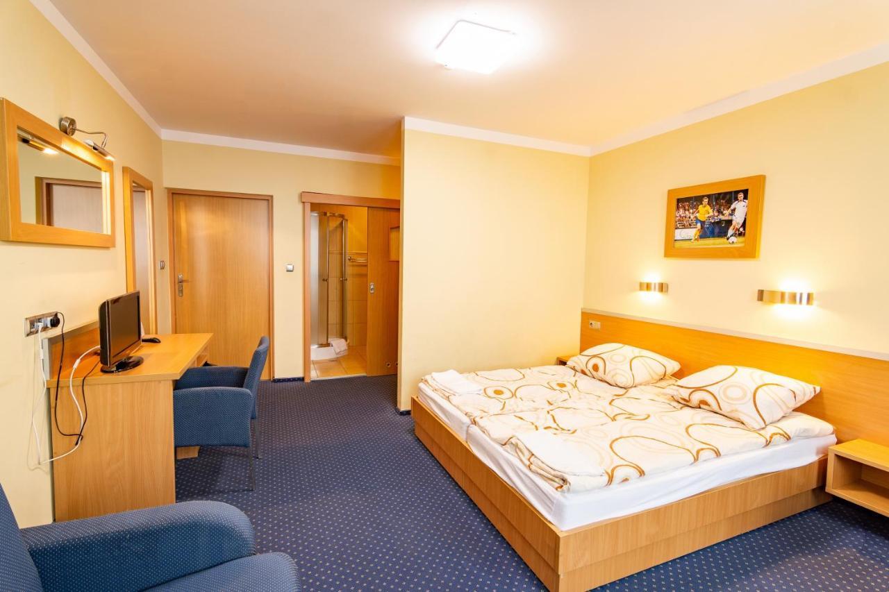 Hotel Dom Sportowca Blonie - Mosir à Sanok Extérieur photo