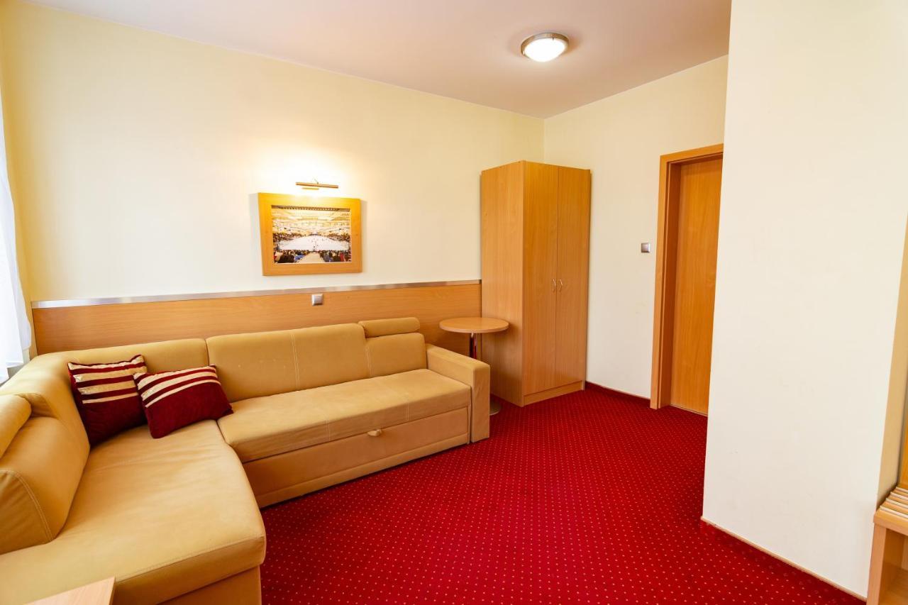 Hotel Dom Sportowca Blonie - Mosir à Sanok Extérieur photo